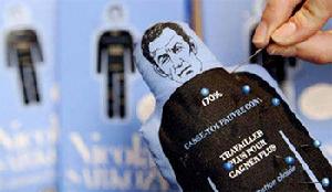 （圖）配有12根針的薩科奇巫毒娃娃卻在法國大受歡迎