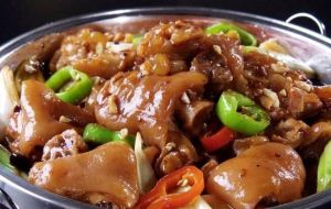 金蒜秘制鹹豬手 金蒜秘制鹹豬手