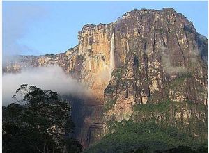 委內瑞拉境內的安赫爾瀑布是非常受歡迎的低空跳傘地點。