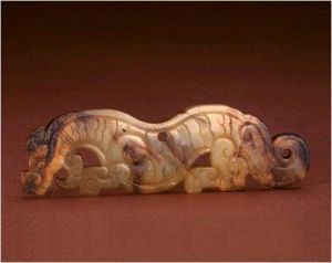 春秋玉飾紋臥虎 春秋玉飾紋臥虎