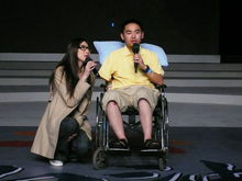 吳佩慈長蹲與可樂男孩