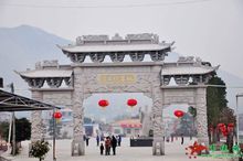 雄偉壯觀的“漢文化基地”大門