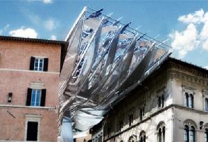 “能源屋頂”好像一個機器人怪物正在吞噬著義大利佩魯賈市的老城區。