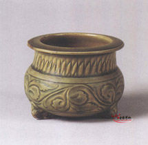 北宋耀州窯青釉刻劃牡丹紋三足爐 北宋耀州窯青釉刻劃牡丹紋三足爐