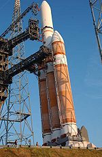 首次德爾塔-4重型運載火箭發射，有三枚標準核心火箭