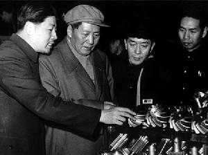 （圖）1958年2月13日，毛澤東主席視察第一汽車製造廠