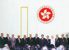 錢其琛、董建華與十二位大紫荊勳章獲得者合影（1997.07.02）