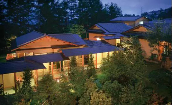 在日本流傳著一句民謠,草津的溫泉,除了相思病什麼都能治