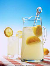 檸檬鹽水比一般的水渾濁