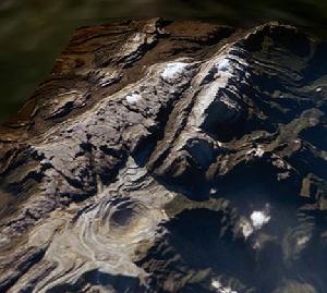 照片中出現的大洞分別是世界上最大的金礦山以及第三大銅礦山。在這個一度與世隔絕的地方，人類商業活動擴張與印度尼西亞僅有天然冰川形成鮮明對比，這種對比既讓人驚駭又使人不安。