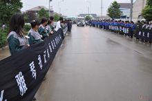 民眾送別張雅琴