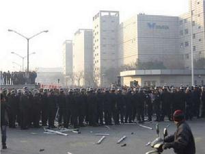 1月15日，蘇州工業園，台企聯建科技2000多名員工大罷工並與數百防暴警察發生激烈衝突