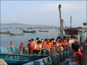 乘坐漁船的遊客