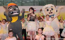 李紫昕與灰太狼、喜羊羊同台演出