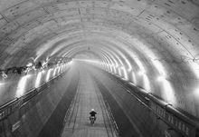 工人騎車通過南京長江隧道左線