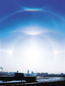 三個太陽[大氣的一種光學折射現象]