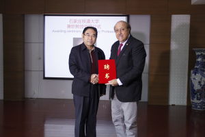 哈桑·卡雷姆（右）