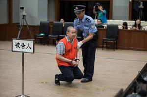 被告人當庭向岳父當庭下跪