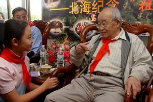 《讓我們盪起雙槳》詞作者喬羽老先生在接受中央電視台大風車欄目小記者採訪。