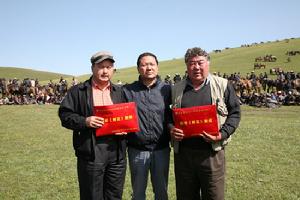 華影公司執行董事長谷國慶和《鮮花》劇組成員合影