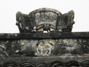 岑氏古建築群中別具一格的屋頂.j