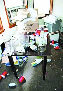 大學生宿舍開完派對後一片狼藉