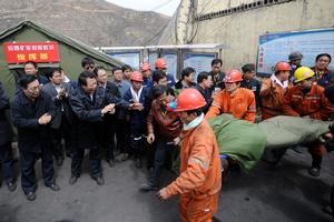 4月5日 一名獲救礦工被救援人員抬向救護車