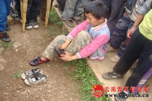 洛吉鄉開展雲南省希望工程“行萬里路，送萬雙鞋”公益活動愛心鞋發放儀式