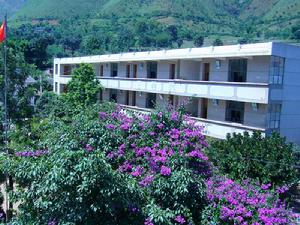 朵美村中學教學樓