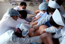 孫亮在數十名醫生護士的幫助下翻身