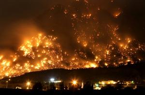 2009年8月4日，加拿大科羅納的森林大火