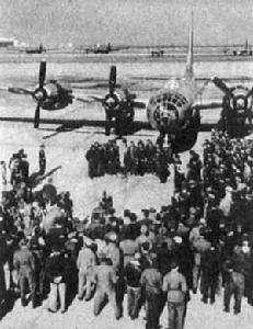 （圖）“幸運小姐2號”機組人員返回沃思堡