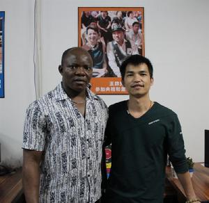 尼日尼亞歌手大海與錢育森