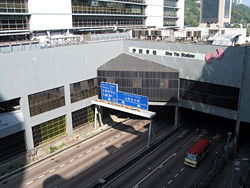 （圖）沙田站橫跨大埔公路沙田段之行人天橋