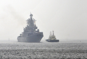 參加“海上聯合－２０１２”中俄海上聯演的“瓦良格”號飛彈巡洋艦２１日上午穿過薄霧抵達青島。