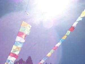 這是益西寺空中出現增巴蘭堪、才翁仁孜、白瑪陀忠三位父子紅光的壇城。