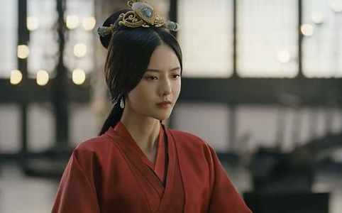 曹丕稱帝後不久，便逼死甄夫人