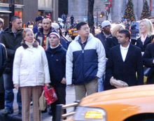 許多不同種族的人行走在紐約市的街頭