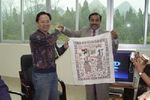 BRAC人員(右)向王良范(左)致送紀念品