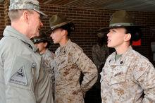 2013年3月， 登普西同美國海軍陸戰隊教官交談。