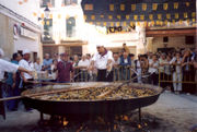（圖）2003年加泰隆尼亞日巴塞隆納以西某村莊製作大鍋飯的情形