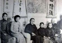 吳佩孚（右一）全家合影