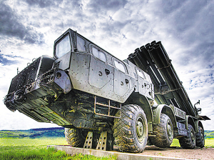 俄制“龍捲風”火箭炮體積龐大，氣勢逼人。