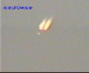 該飛機發生一分為二的變化