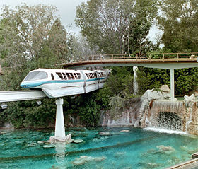 （圖）迪士尼樂園內的單軌鐵路