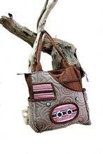 太魯閣人用傳統織布工藝製作的書包