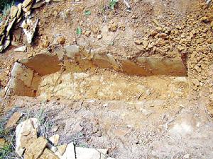 廣西發現的石棺墓的棺壁全用頁岩片石拼砌而成