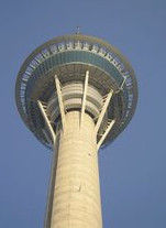 從地面仰望塔頂