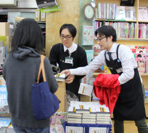 東京都澀谷車站附近山下書店12日凌晨開始發售村上春樹新書現場。