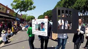 美國街頭遊行演出環保鬥士入獄記